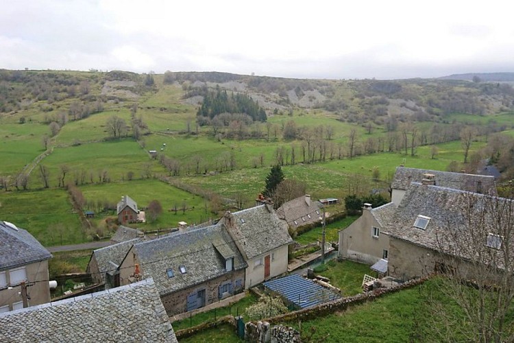 Le bourg de Saint Urcize niché dans la vallée de l'Hère