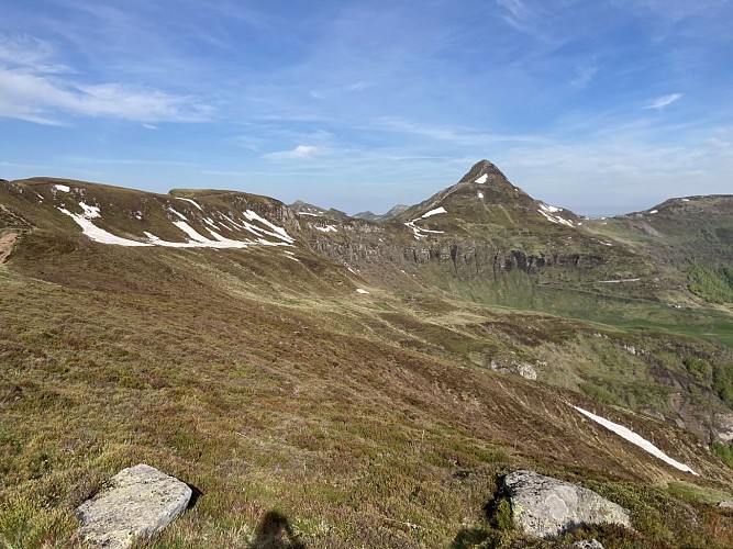 Vue sur le Puy Mary depuis depuis la montée vers le Peyre Arse