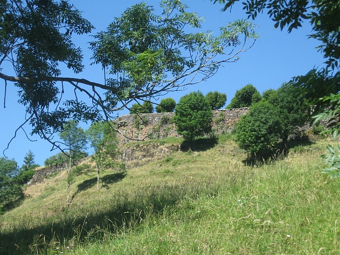 Sous les remparts de Salers