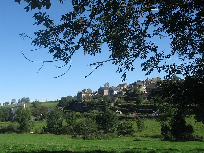 Vue sur le village de Salers