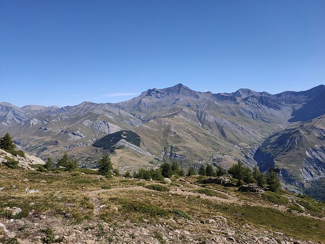 Vue sur les hameaux de La Grave, avec l'Aiguille du Goléon au loin