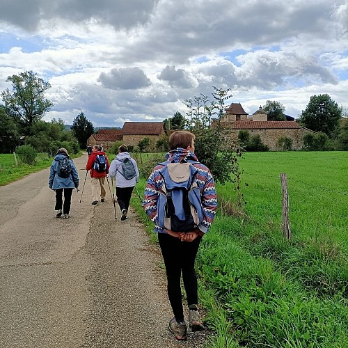 Randonneurs vers la ferme des Oullières