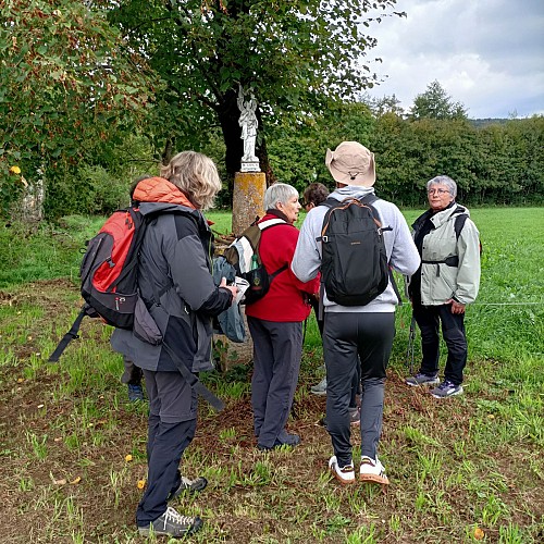 Randonneurs devant un calvaire