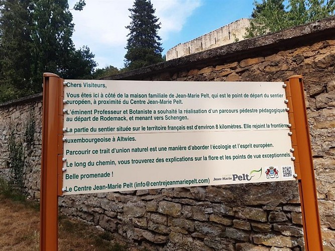 Départ du sentier depuis la Montée du Château à Rodemack.