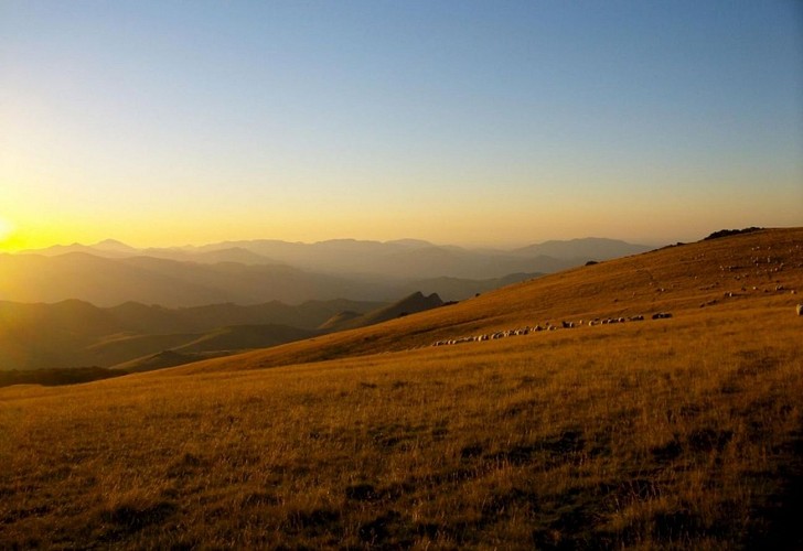 Randonnée-coucher-du-soleil-pays-basque-mendi gaiak