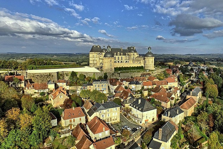 Hautefort,_le_village_et_son_château