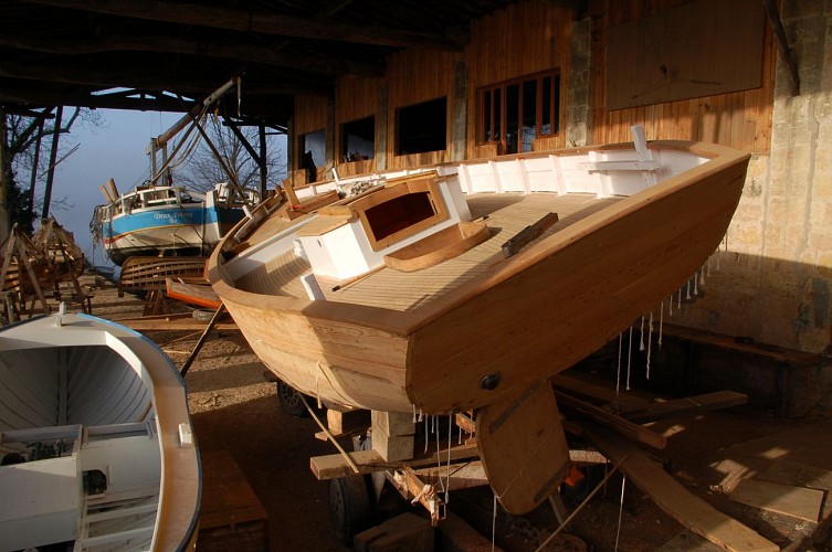 Construction de bateaux en bois aux Chantiers Tramasset