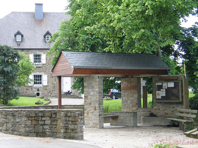 NG06 Les Espèches wandeling - Charneux - Rode ruitmarkeringen