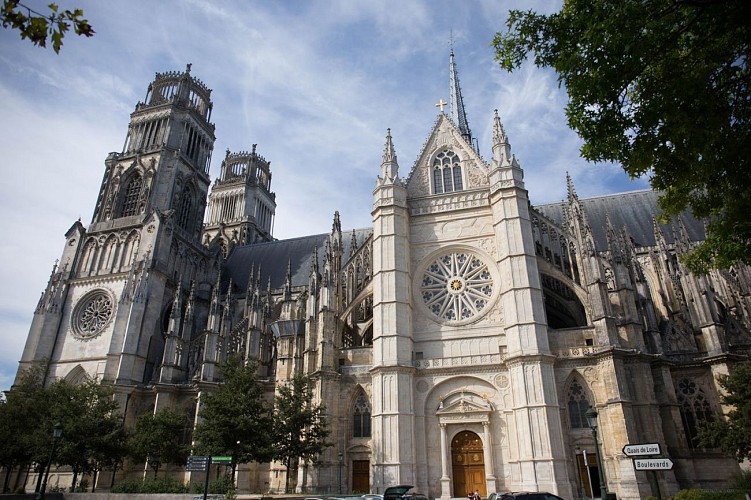 A.Rue-Orleans-cathetrale-vue-laterale