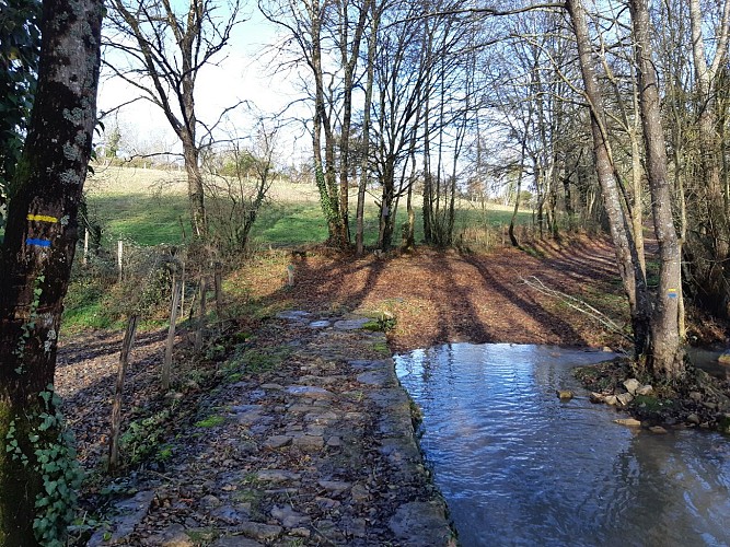 Pont muletier au dessus du Lambon