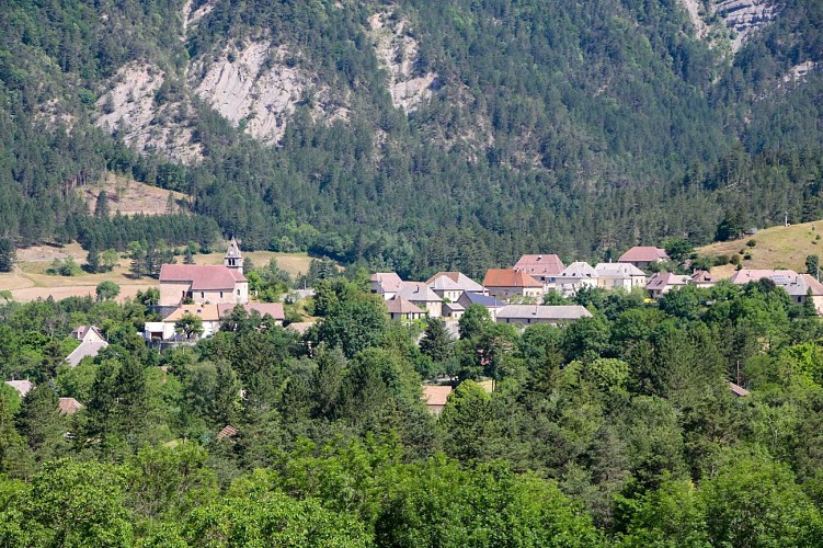 Le village de Tréminis au loin