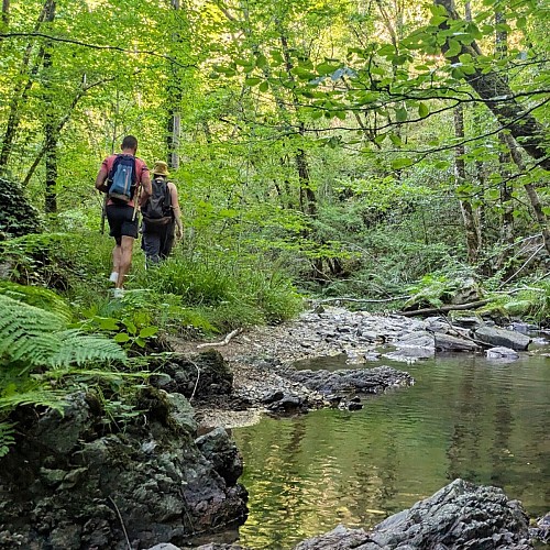 Randonneurs le long de la Doulouze