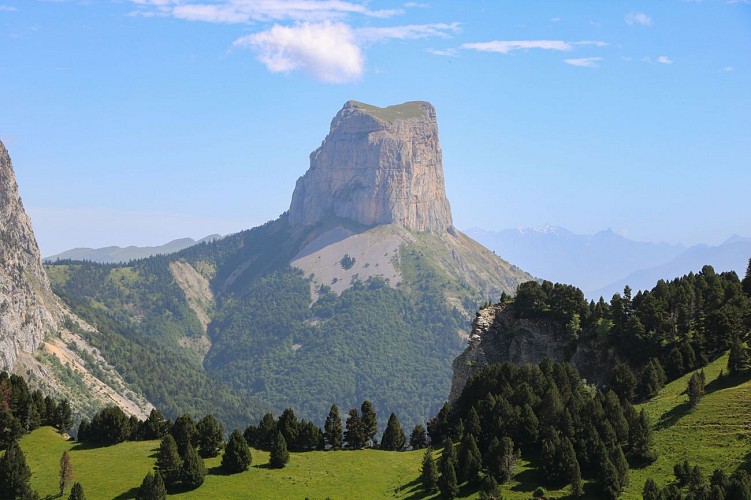 Le mont aiguille au loin