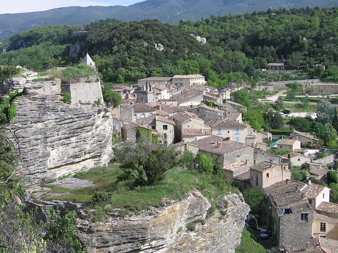 Saignon, sentinelle sur la vallée du Calavon