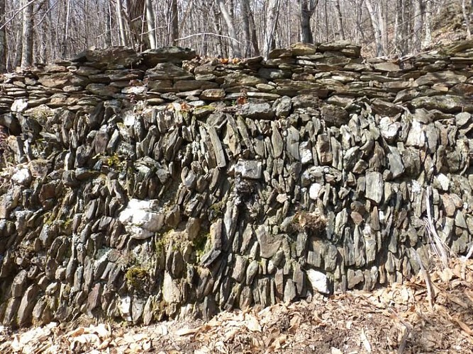 Bancel de pierres sur chant