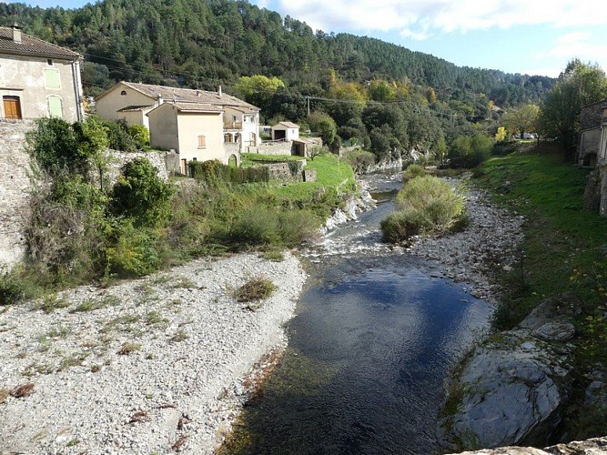 Le village de saumane et sa rivière