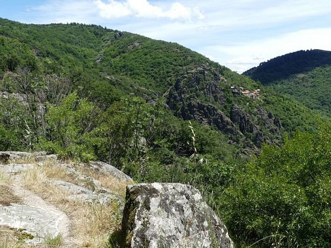 Vue sur le village de Caladon