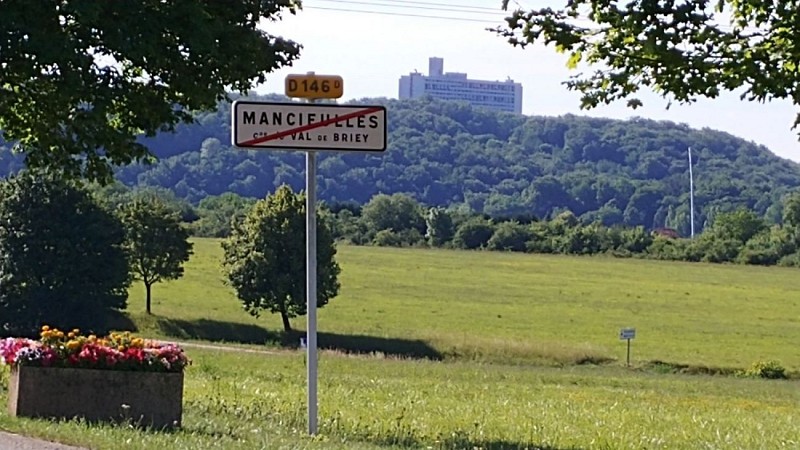 sortie Mancieulles, en arriere plan "le Corbusier"