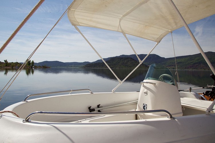 Circuit sur le lac du Salagou en bateau électrique, sans permis