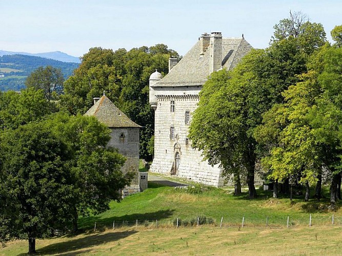 Le château de Montvallat ensoleillé