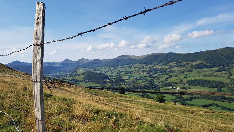 Le Claux et les contreforts du plateau du Limon