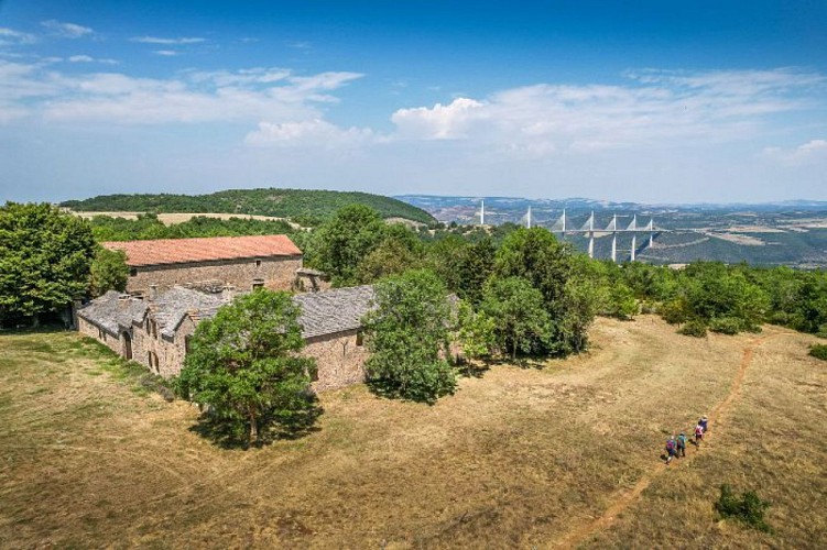La ferme de Bel Air et le viaduc de Millau