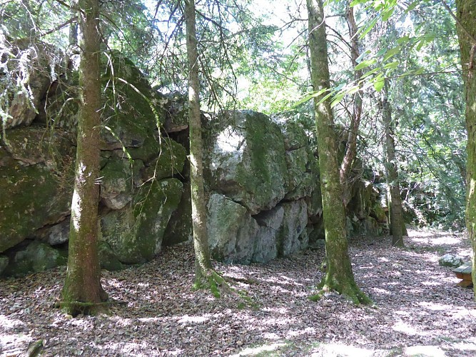 Le mur du diable à Junhac