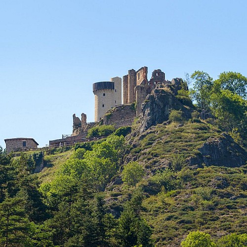 Le Château de Rochebaron surplombant Bas-en-Basset