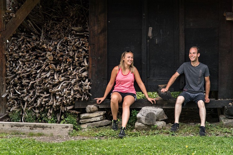 Couple faisant une pause dans un hameau de Montaimont