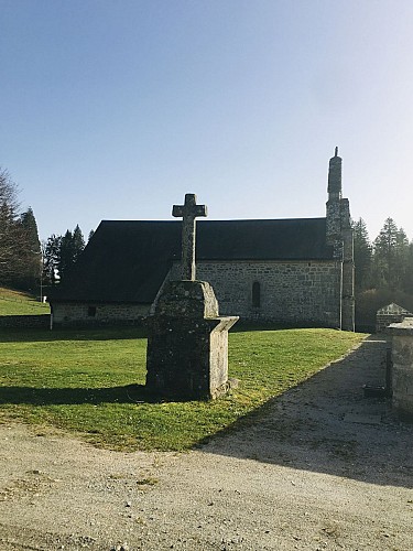 Eglise, calvaire Rilhac Treignac © L Golfier