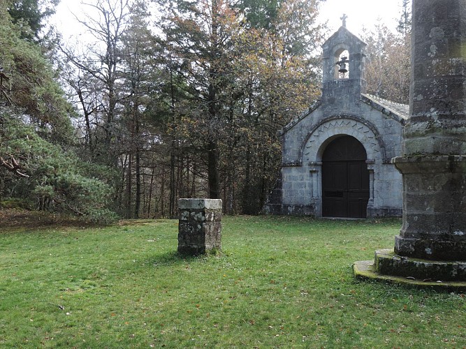 La chapelle et le socle matérialisant le méridien de Paris_3