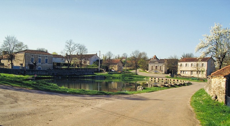 Aujols - Vue sur la Place