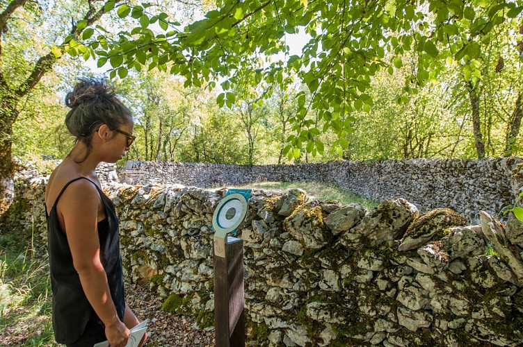 Fontanes du Causse - Découverte d'une Borne © Lot Tourisme - C. ORY