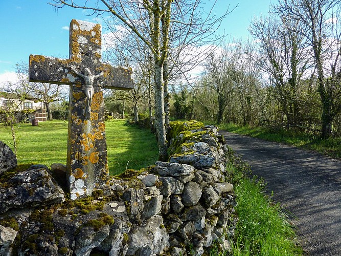 Calvaire d'Escabasse sur muret de pierres sèches © Lot Tourisme - C. Sanchez