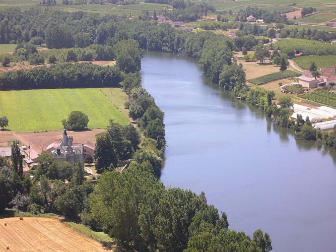 Crayssac : Vue sur la Rivière Lot et le Chateau de Langle situé à Caillac