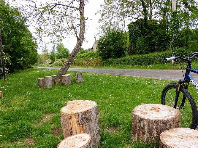 08Luzech - Rondins de bois disposés sur les berges © Lot Tourisme - C. Sanchez