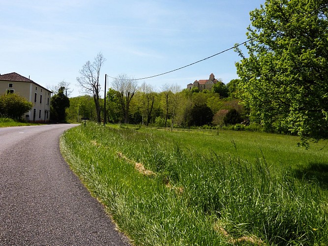 04Péchaurié - Route sous le chateau de Péchaurié© Lot Tourisme - C. Sanchez