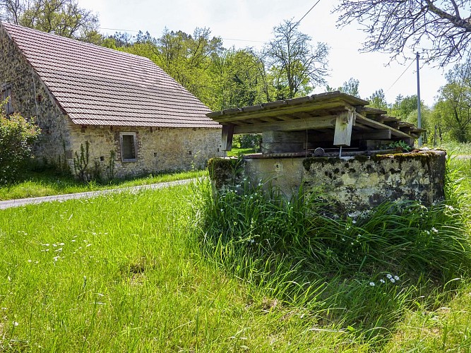 05Péchaurié - Entre puits et maisons © Lot Tourisme - C. Sanchez