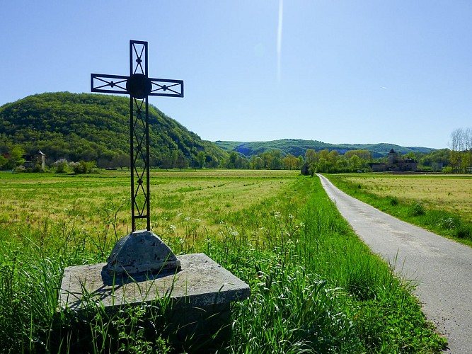 Les Granges - Un calvaire au milieu des champs © Lot Tourisme - C. Sanchez