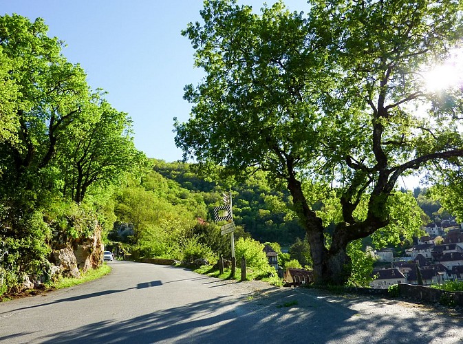 Route d'accès au village de Saint-Cirq-Lapopie © Lot Tourisme - C. Sanchez