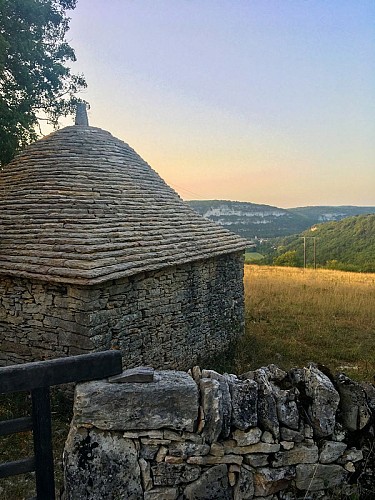 Cazelle et murets en pierre sur le causse de Marcilhac sur Cele 