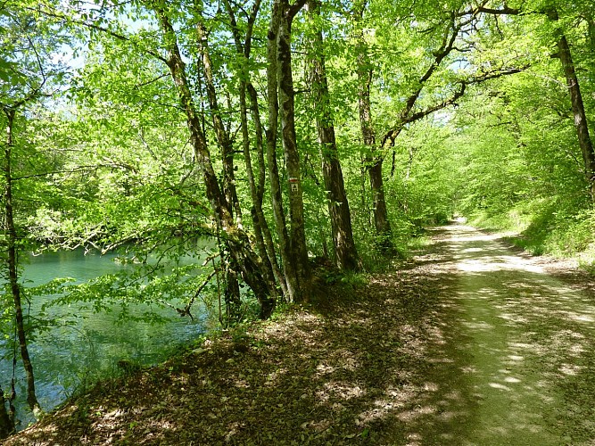 Bourgnou - Balade sur les berges de l'Ouysse_07 © Lot Tourisme - C. Sanchez