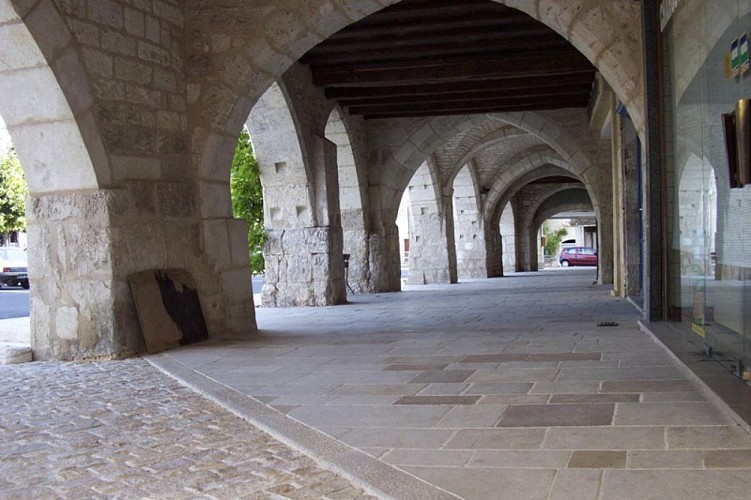 Castelnau Montratier : Arcades autour de la place Centrale