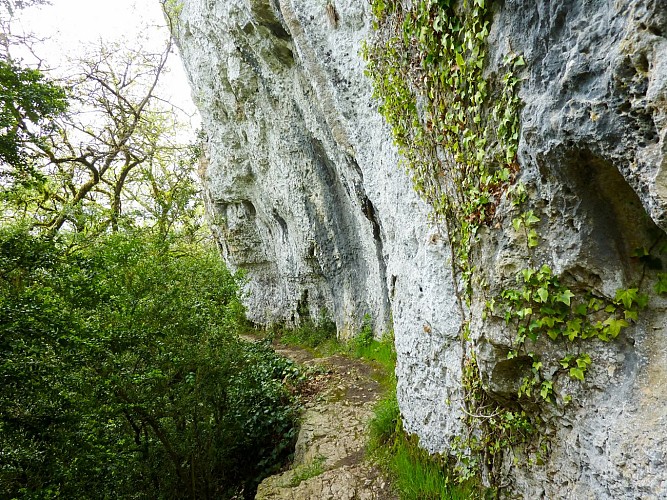 Roc des monges - Sentier à flanc de falaise © Lot Tourisme - C. Sanchez