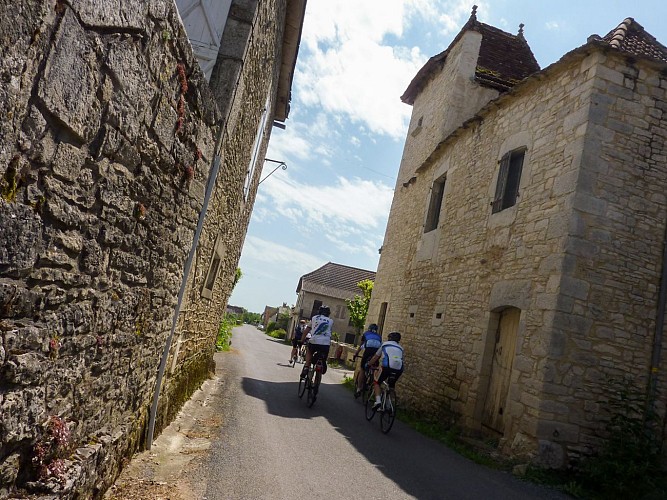 Espédaillac - Cyclistes dans les ruelles du village _10 © Lot Tourisme - C. Sanchez