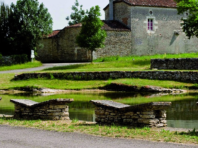 Aujols : Lac et Pierres à Laver