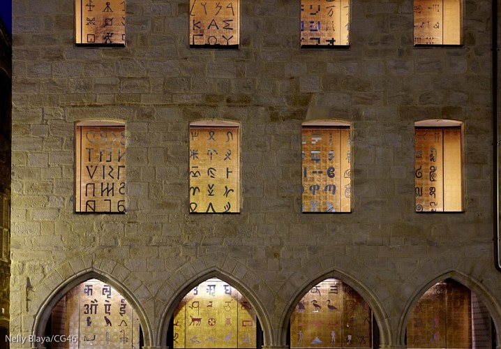 Détail façade Musée Champollion- les Ecritures du Monde