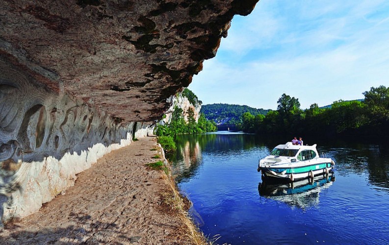 Bateau a cote du chemin de halage taille dans la roche © Lot Navigation