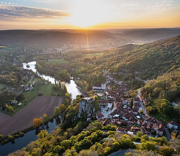 Soleil levant sur Saint-Cirq-Lapopie - vue drone