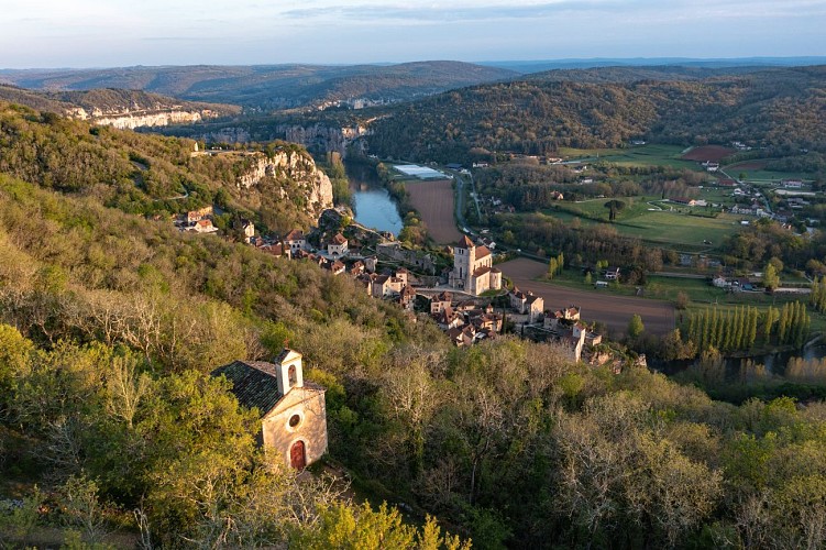 La chapelle Sainte-Croix dominant le village de Saint-Cirq-Lapopie